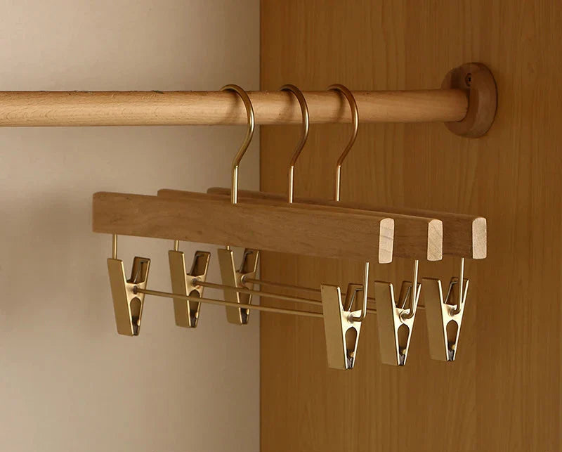 Premium Wooden Hangers Made from Camphor Wood with Broad Shoulders – Set of 2 for Optimal Clothing Organisation