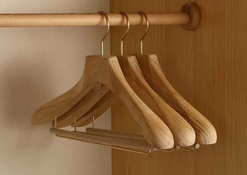 Premium Wooden Hangers Made from Camphor Wood with Broad Shoulders – Set of 2 for Optimal Clothing Organisation