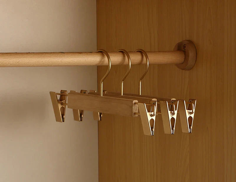 Premium Wooden Hangers Made from Camphor Wood with Broad Shoulders – Set of 2 for Optimal Clothing Organisation