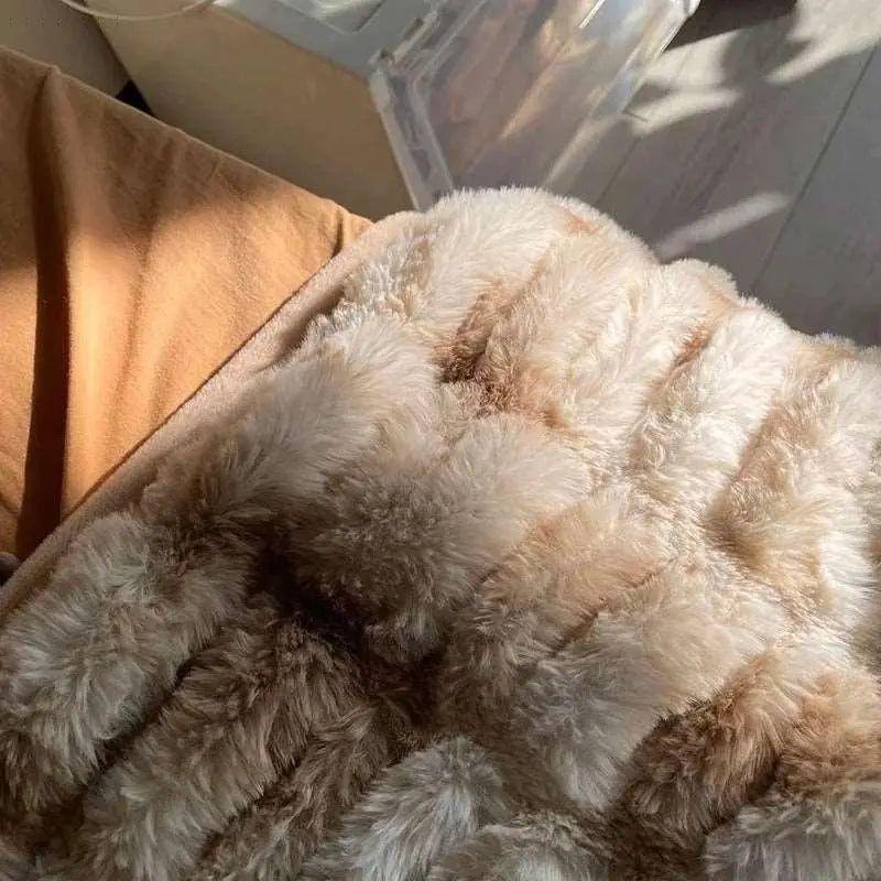 Super Soft Plush Blanket for Pets – Double-Sided Coral Fleece and Synthetic Fur, Machine Washable and Skin-Friendly