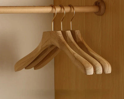 Premium Wooden Hangers Made from Camphor Wood with Broad Shoulders – Set of 2 for Optimal Clothing Organisation